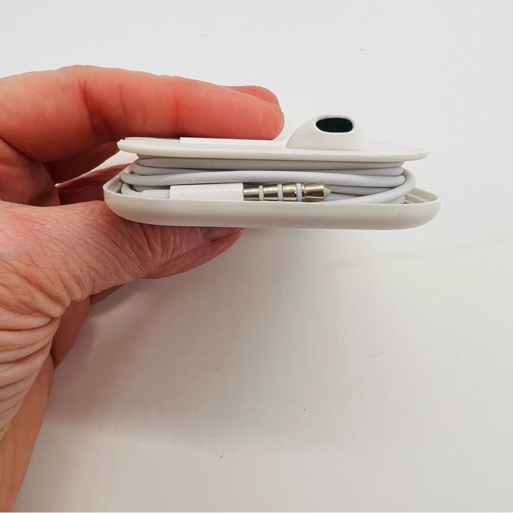 NWT EarPods Wired with 3.5 mm Headphone Plug - Picture 2 of 4